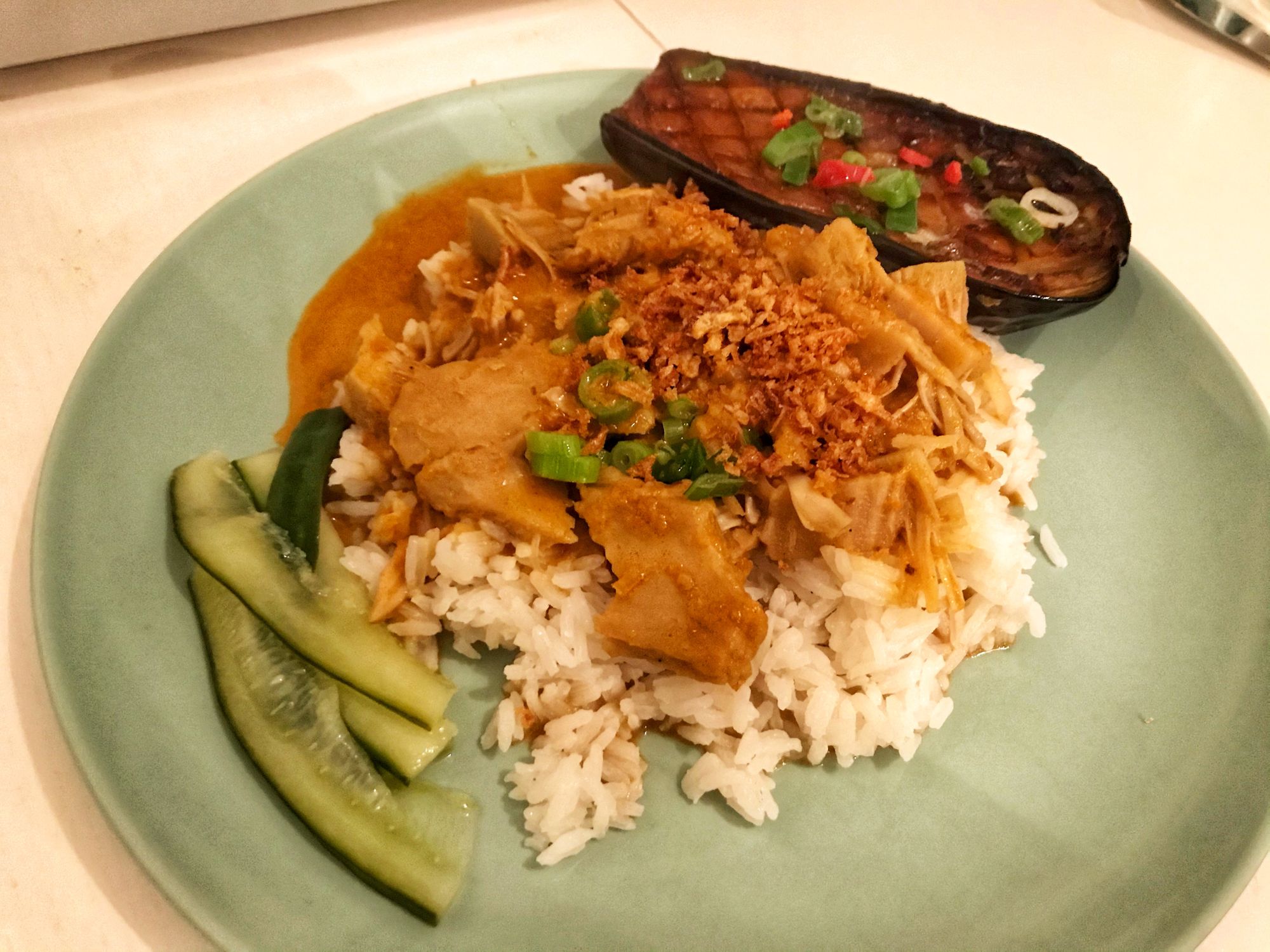 Gemarineerde aubergine met vega rendang