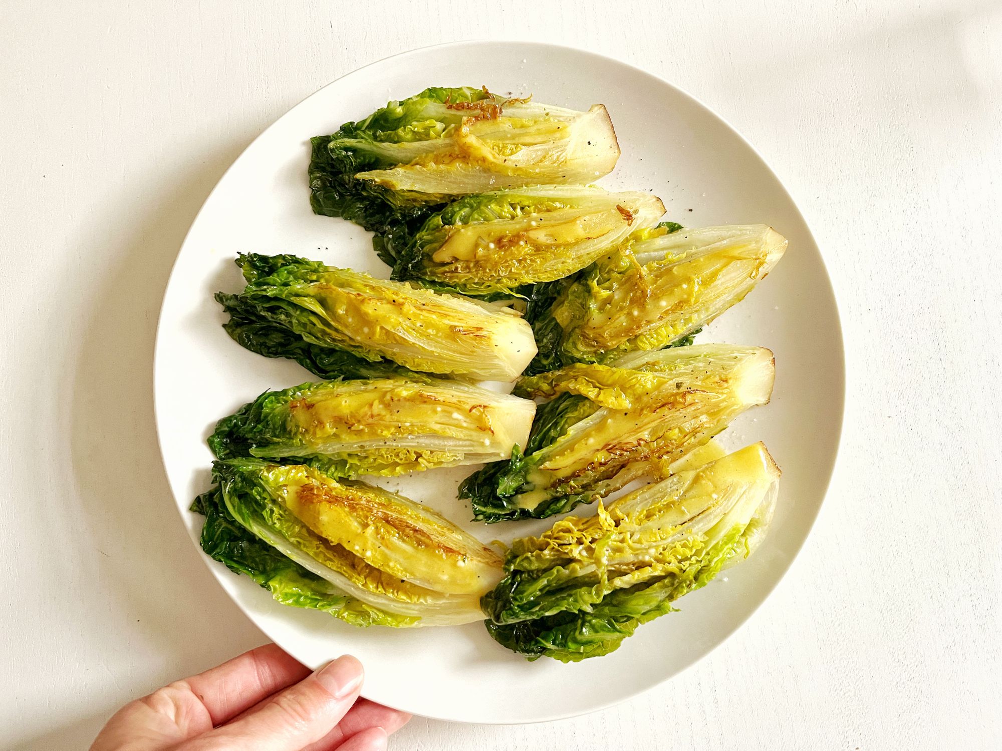 Bijgerecht: gegrilde baby romaine sla