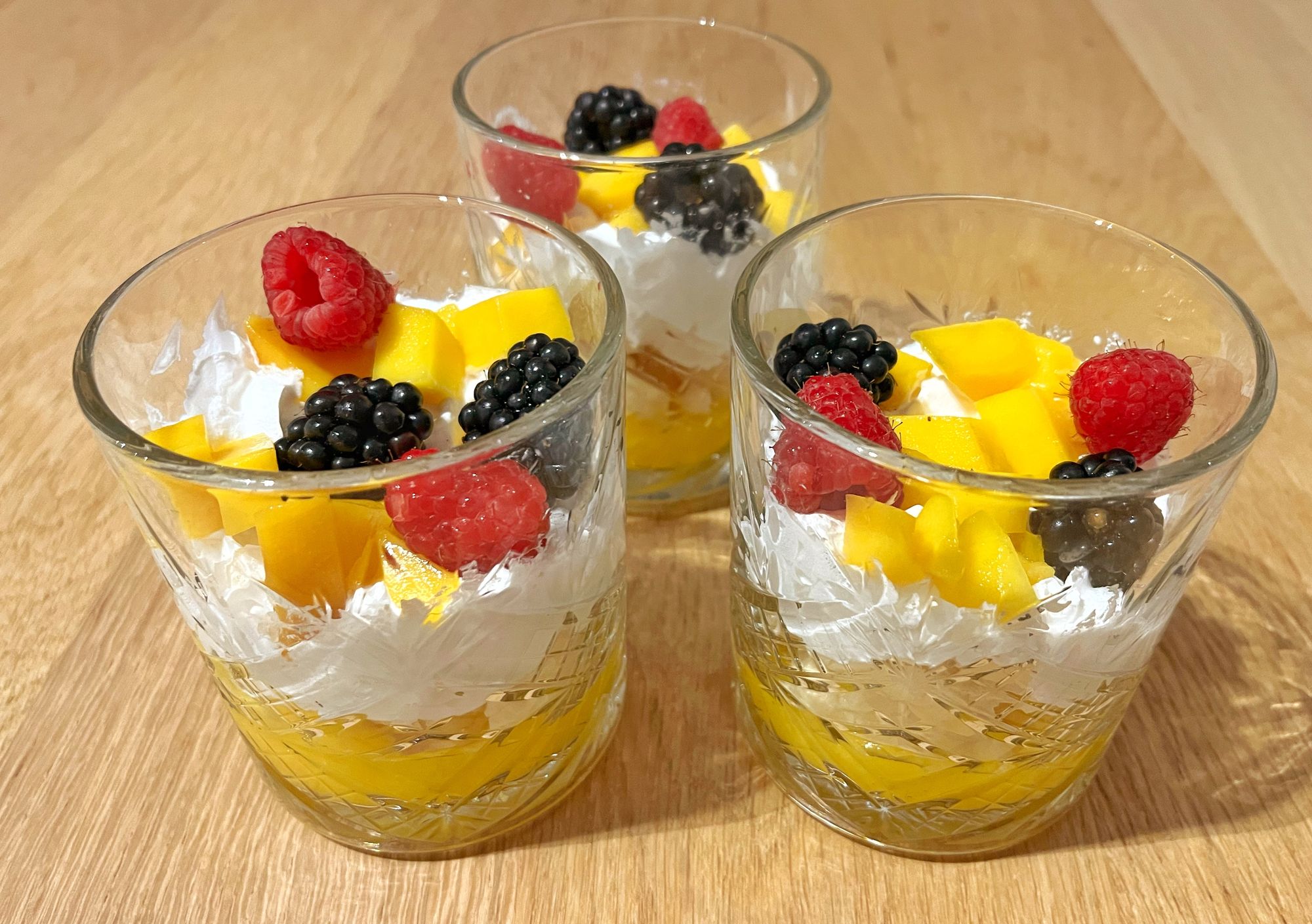 Mango meringue dessert