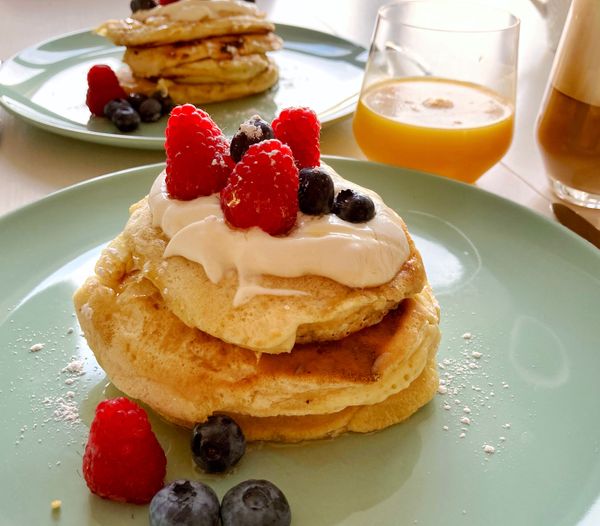 Fluffy pancakes met fruit